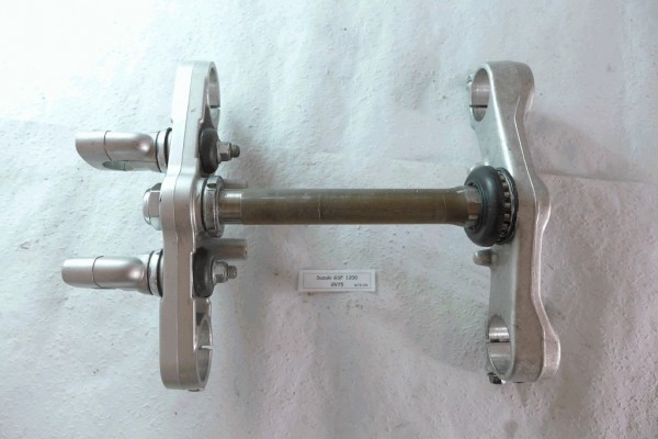 Suzuki GSF 1200 GV75A Gabelbrücke